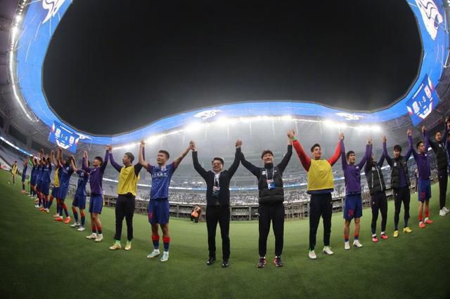 这个价签五年，我觉得客观上反映出，中国足协对中超未来五年的情况保持了相对低但也很客观的预期，现在的中超，拿到手的才是真金白银。